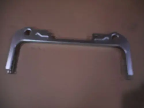 Halter für die Kabeldurchführung von Remeha, aus Metall, mit zwei Befestigungslöchern, in einer neutralen Umgebung abgebildet.